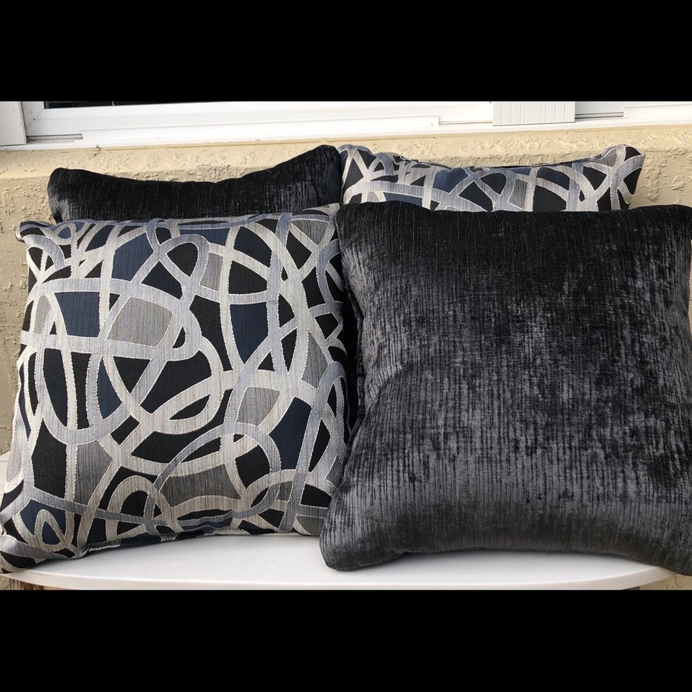 4 Pillows New Without Tag